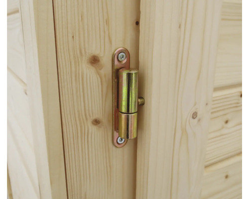 Vue détaillée d''une charnière de porte sur un bâtiment en bois.