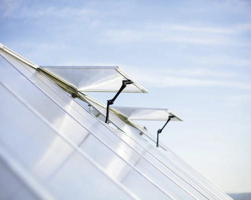 Vue détaillée d''une serre avec des fenêtres ouvertes pour la ventilation