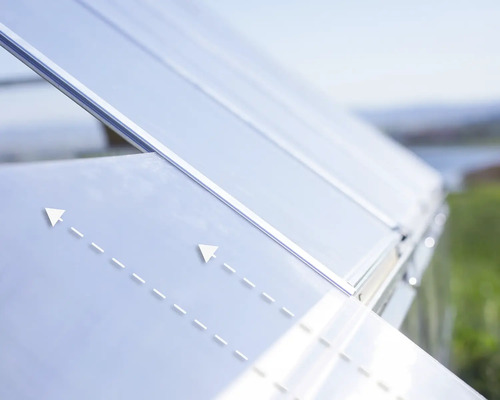 Vue détaillée du toit d''une serre avec des flèches illustrant l''évacuation de l''eau.