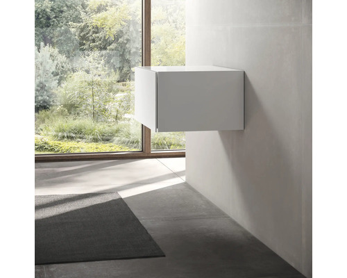 Meuble-lavabo suspendu dans salle de bains avec fenêtre et tapis