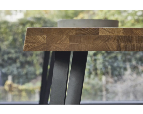 Vue détaillée d''un plateau de table à manger en bois avec pieds en métal