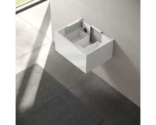 Meuble sous-vasque blanc avec compartiments pour montage mural dans la salle de bain.