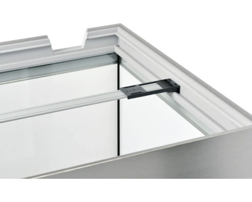 Detailansicht eines Aquariums mit Glasabdeckung und Halterung