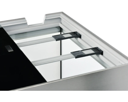 Gros plan d''une cabine de douche avec paroi en verre noir et cadres argentés.