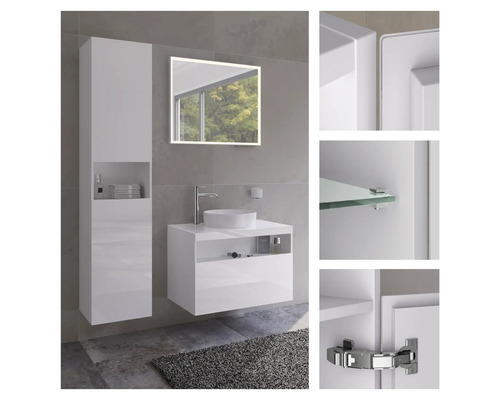 Badezimmer mit Waschtisch, Spiegel und Hochschrank