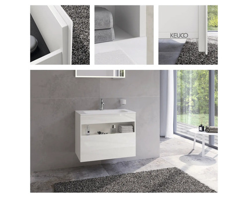 Modernes Badezimmer mit weißem Waschtischunterschrank und Ablageflächen