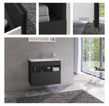 Badezimmer mit Waschbeckenunterschrank, Waschtisch, Spiegel und Accessoires