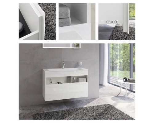 Salle de bains moderne avec meuble sous-lavabo blanc, étagères de rangement et miroir