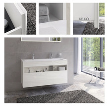 Modernes Badezimmer mit weißem Waschtischunterschrank und Ablagefläche