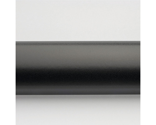 Gros plan d''un tube métallique noir.