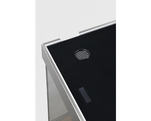 Detailansicht eines Aquariums mit schwarzer Abdeckung und Belüftungsgitter