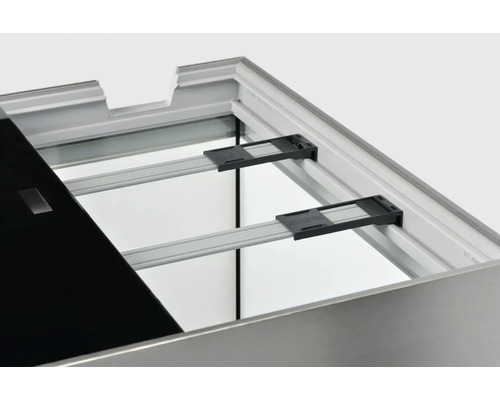 Detailansicht eines Regalsystems mit schwarzem Einlegeboden, Aluminiumschienen und schwarzen Halterungen.