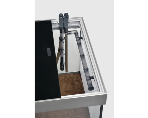 Detailansicht eines Aquariums mit Filtersystem und Bodengrund