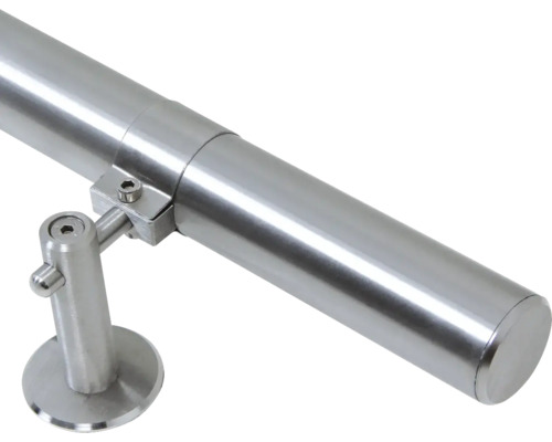 Gros plan d''une main courante en acier inoxydable avec support pour montage mural.