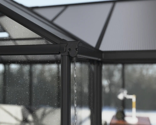 Detailaufnahme einer Gewächshausecke mit Regenwasserablauf
