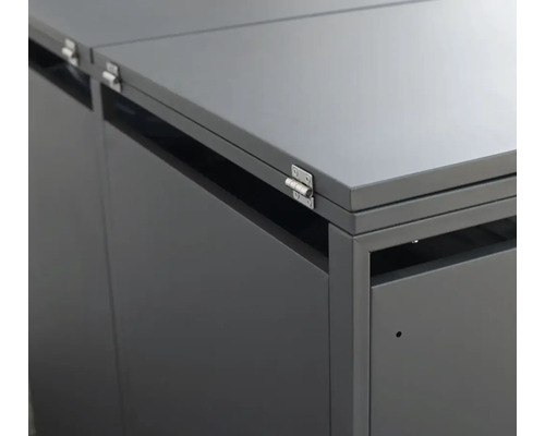 Detailaufnahme eines Aufbewahrungsschranks mit Klappmechanismus