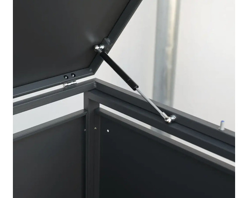 Detailaufnahme einer geöffneten Gartentruhe mit Gasdruckfeder