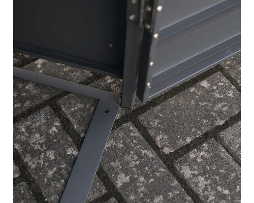 Detailansicht eines Gerätehauses mit Bodenrahmen auf Pflastersteinen