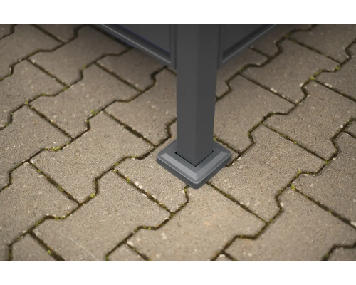 Detailaufnahme einer Pavillon-Säule mit Fuss auf Pflastersteinen