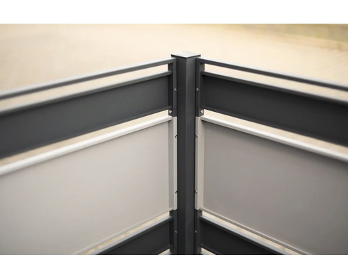 Vue détaillée d''un écran d''intimité en aluminium avec des éléments opaques pour l''extérieur