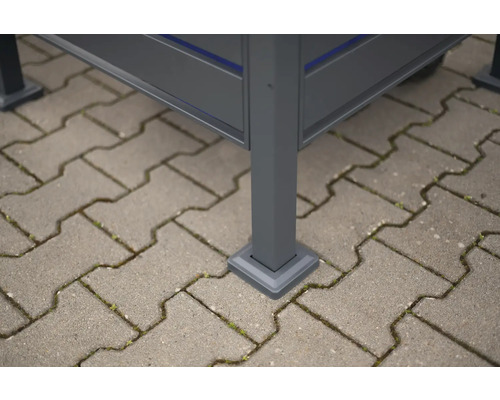 Gros plan du pied d''un pavillon sur des pavés