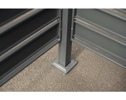 Vue détaillée d''une clôture avec des poteaux métalliques et des lamelles horizontales