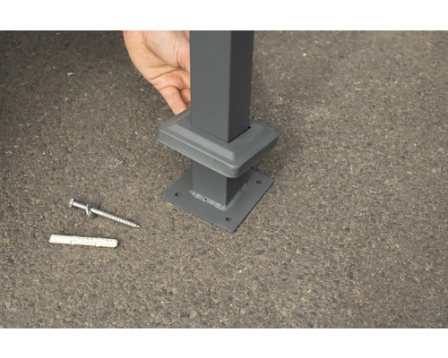 Montage d''un support de poteau avec vis et cheville