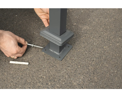 Fixation d''un poteau avec des vis et des chevilles