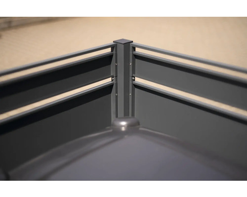 Vue d''angle d''une clôture de jardin moderne en métal