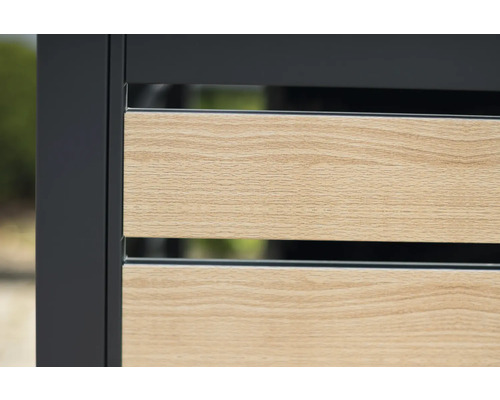 Gros plan d''un écran de confidentialité avec aspect bois entre des poteaux de clôture gris