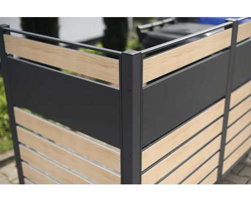 Vue détaillée d''un écran de confidentialité avec des éléments imitation bois et un panneau de séparation foncé