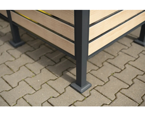 Vue détaillée d''un pavillon de jardin avec revêtement en bois et poteaux métalliques robustes