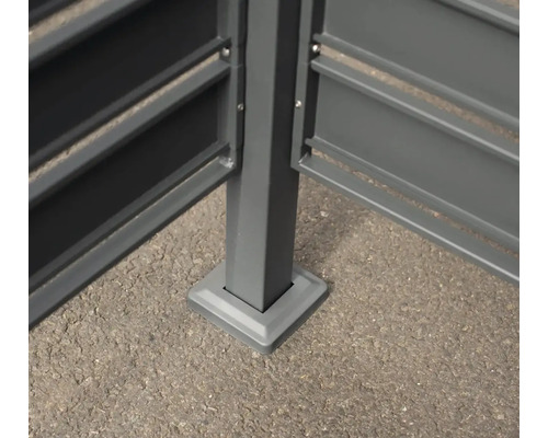 Vue détaillée d''un poteau de clôture avec des éléments de clôture à lamelles.