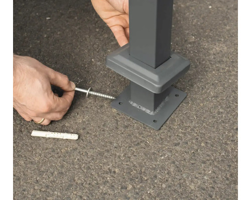 Montage d''un poteau de clôture avec vis et cheville