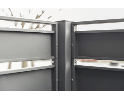 Gros plan d''une clôture métallique avec poteaux