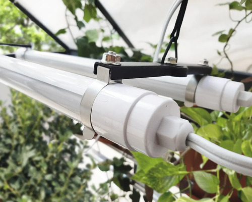 Deux lampes pour plantes avec système de fixation