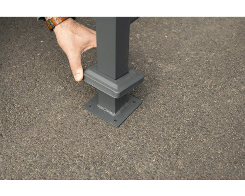 Poteau métallique pour fixation extérieure