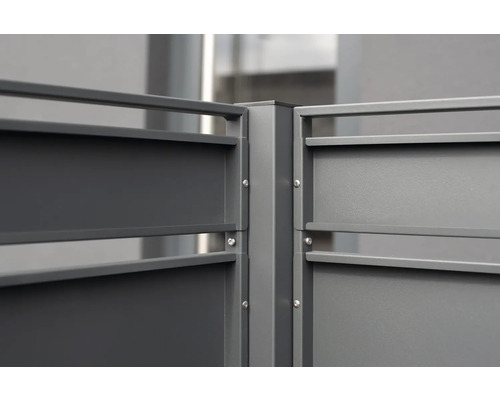 Gros plan d''un raccord d''angle de clôture en aluminium avec vis