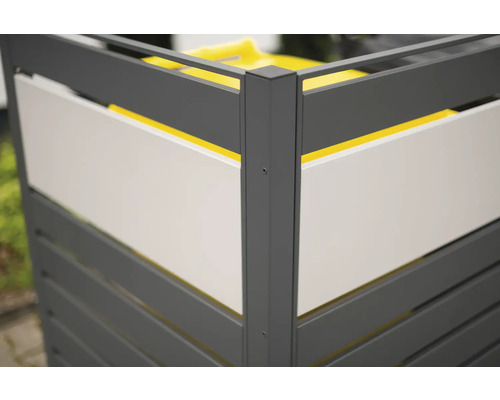 Vue détaillée d''un habillage de poubelle avec remplissage