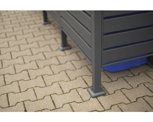 Vue détaillée d''un abri de jardin gris sur des pavés.