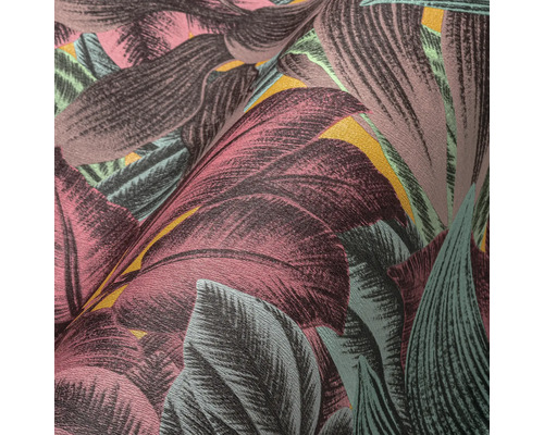 Detailansicht einer gemusterten Tapete mit Blättern