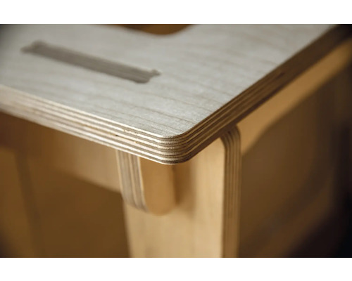 Detailansicht eines Holzmöbelstücks mit einer mehrschichtigen Platte und einem Schlitz