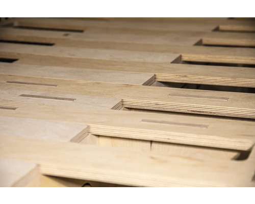 Nahaufnahme von Holzplatten mit Aussparungen für eine Holzkonstruktion.