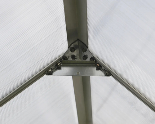 Vue détaillée d''une construction de serre avec cadre en aluminium et panneaux transparents
