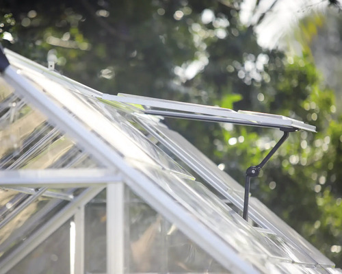 Serre avec lève-vitre pour la ventilation