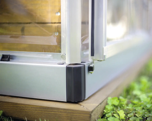 Vue détaillée d''une serre avec cadre en aluminium