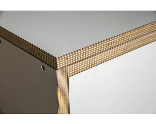 Detailansicht eines Holzregals mit Furnierkanten