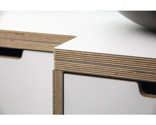 Detailaufnahme eines Möbelstücks aus Holz und Platte