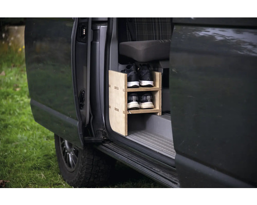 Étagère à chaussures en bois à l''intérieur d''une camionnette