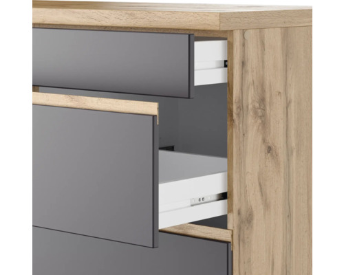 Commode avec tiroirs ouverts